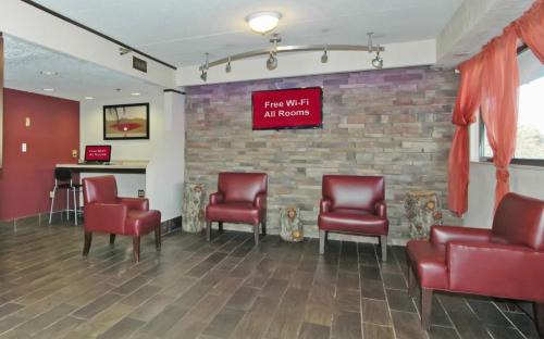 Hoffman Estates Hotel | Red Roof PLUS Chicago - Hoffman Estates