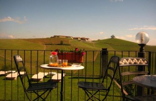 La Morra House | Red Wine Camere