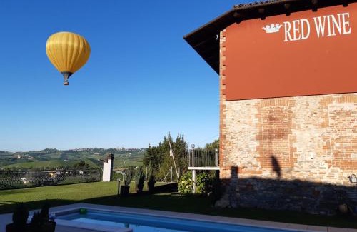 La Morra House | Red Wine Camere