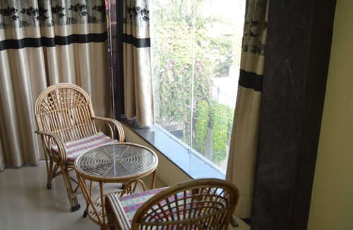 Alambagh Apartment | Redchillies Studio Apartment [ Bedroom + Study Room ] - Sleeps 4
