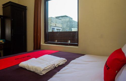 Parepare Hotel | RedDoorz at Hotel Rich Parepare near Pantai Mattirotasi