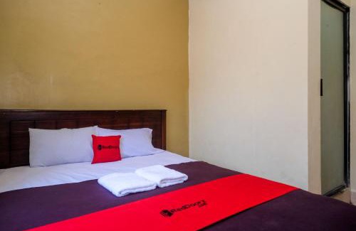 Parepare Hotel | RedDoorz at Hotel Rich Parepare near Pantai Mattirotasi