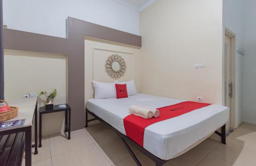 Karawang Hotel | RedDoorz at Jalan Otista Karawang