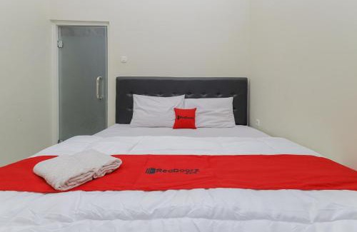 Gubeng Hotel | RedDoorz at Ngaggel Jaya Surabaya