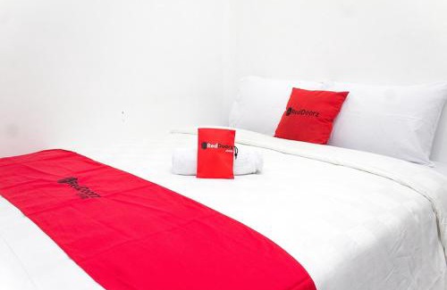Karawang House | RedDoorz @ Galuh Mas