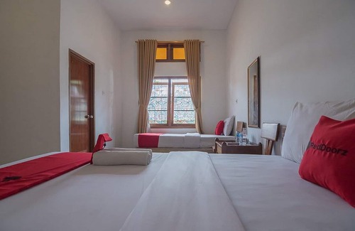 Lembang Hotel | RedDoorz @ Maribaya Street 2