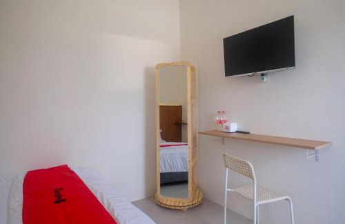 Baki Hotel | RedDoorz near Laweyan Gentan