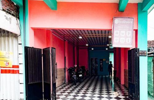 Mojokerto Hotel | RedDoorz near Sunrise Mall Mojokerto