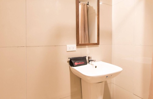 Bacolod Hotel | RedDoorz Plus @ Diola Villamonte Bacolod
