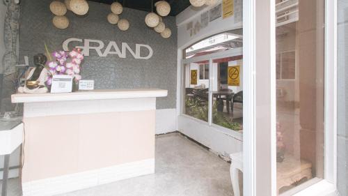 Balanga Bed & Breakfast | RedDoorz Premium at THE GRAND PENINSULA SUITES