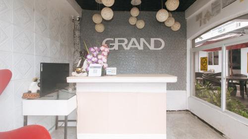 Balanga Bed & Breakfast | RedDoorz Premium at THE GRAND PENINSULA SUITES