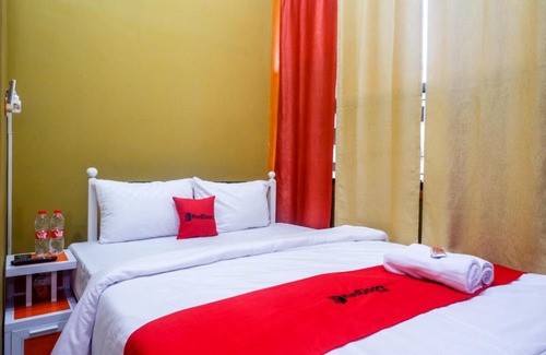 Colomadu Hotel | RedDoorz Syariah near Exit Toll Ngemplak Solo