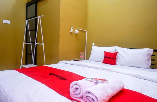 Colomadu Hotel | RedDoorz Syariah near Exit Toll Ngemplak Solo