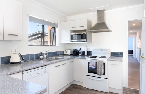 Two Mile Bay House | Redecorated Bach close to the Lake + New Spa