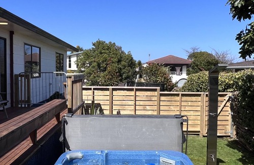 Two Mile Bay House | Redecorated Bach close to the Lake + New Spa