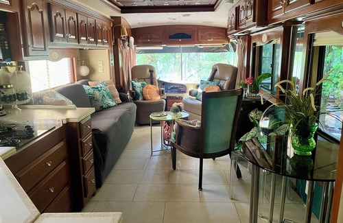 Willoughby House | Redneck Motor Palace - Hot Tub!