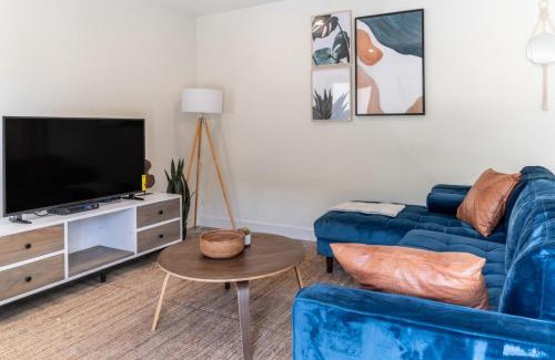 Redondo Beach Apartment | Redondo Beach 2br walk to shops restaurants LAX-1166