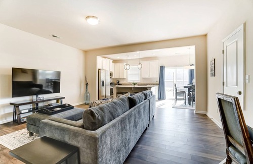 Terrell Condo | Reduced Price!!! - Just 5 mins. from Lake Norman - Community Pool - Fire pit - BBQ - Garage