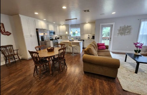 McKinleyville House | Redwood Family Hideaway