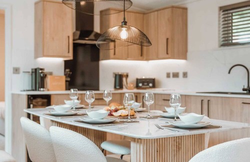 Bridgnorth Ski Chalet | Redwood Lodge VIP Hot Tub