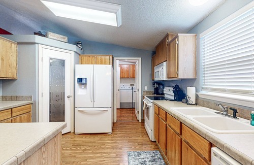 Winchester Bay House | Reedsport Coastal Retreat: Adventure Awaits You Near the Ocean