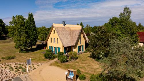 Krienke House | Reetdachhaus Kranich mit Schwimmteich in Krienke
