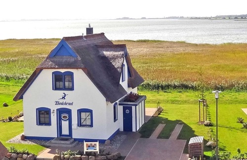Juliusruh Apartment | Reetdauchhaus Windsbraut - directly behind the dike! - Wind bride