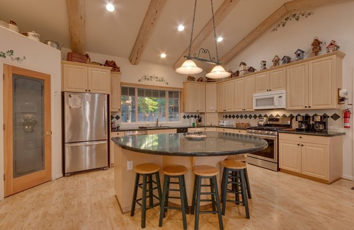 Chamberlands House | Ref-Nest: 6 BR, 3 BA in Tahoma, Sleeps 16