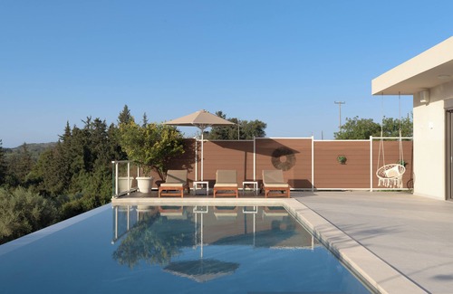 Nipos Villa | Reflection Villa, with Heated Pool, Close to Sea