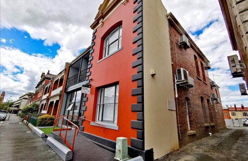 Launceston CBD Bed & Breakfast | Refresh109 on Cameron