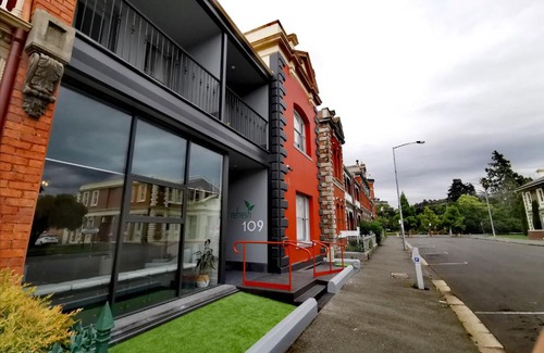 Launceston CBD Bed & Breakfast | Refresh109 on Cameron