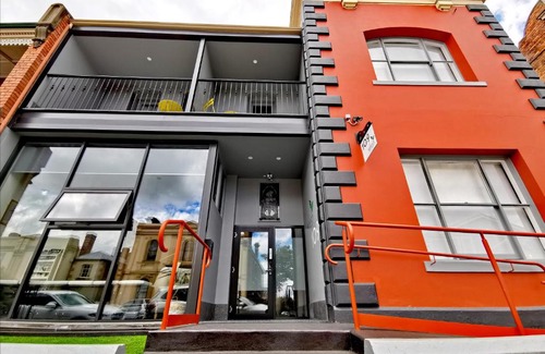 Launceston CBD Bed & Breakfast | Refresh109 on Cameron
