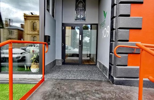 Launceston CBD Bed & Breakfast | Refresh109 on Cameron