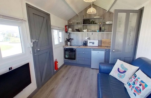Hayle Apartment | Refurbished to a high standard throughout, with an en-suite shower room and underfloor heating