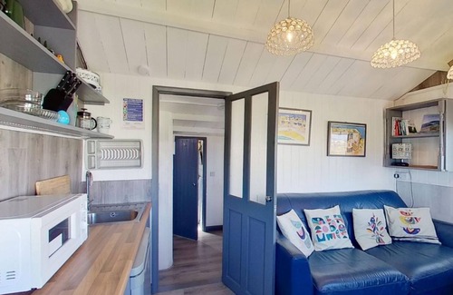 Hayle Apartment | Refurbished to a high standard throughout, with an en-suite shower room and underfloor heating