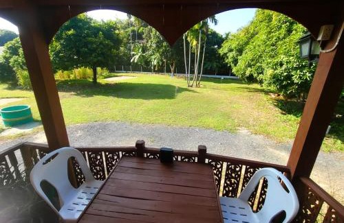 San Pa Thong House | Regal Eagle Guesthouse -Thai House and Garden