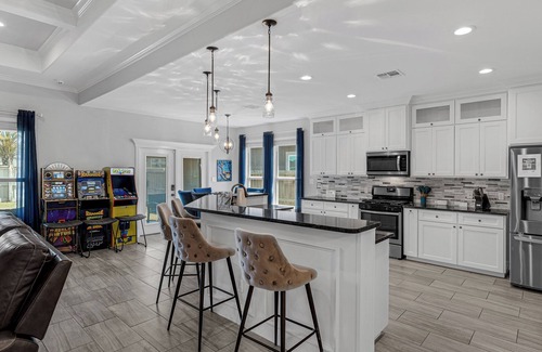 Flour Bluff House | Regal Island Retreat