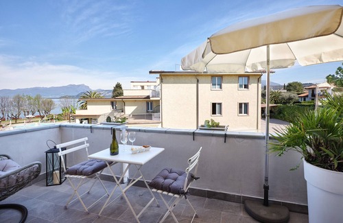 Cisano Apartment | Regarda - modern studio The Beach with lake view near the beach