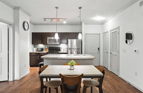 South Main Apartment | Regards At Med Center 162 I Comfy 2 Bed 2 Bath