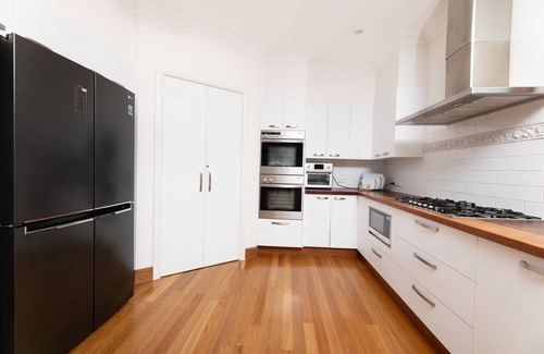 Minimbah House | Regatta Park: Where The Land Meets The Sea