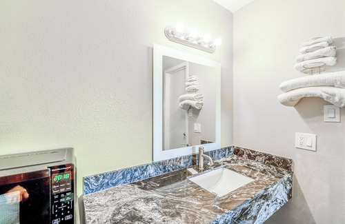 Rockdale Hotel | Regency Inn By OYO Rockdale TX