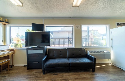 Bay City Hotel | Regency Inn & Suites By OYO Bay City TX