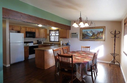 Munds Park Cabin | Reindeer Retreat- Great Home Base to Explore Flagstaff, Sedona, Grand Canyon