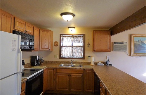 Munds Park Cabin | Reindeer Retreat- Great Home Base to Explore Flagstaff, Sedona, Grand Canyon