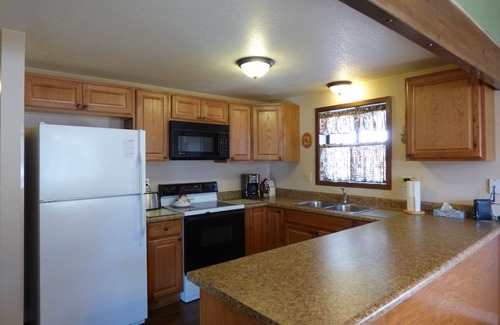 Munds Park Cabin | Reindeer Retreat- Great Home Base to Explore Flagstaff, Sedona, Grand Canyon