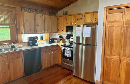 Spencer House | Relax and enjoy at this 2.5 B/2B cabin with hot tub by Fall Creek Falls Park