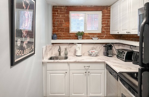 Cheesman Park House | Relax at a Cozy Garden Apt in Leafy Cheesman Park