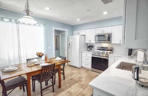 Girvin House | Relax at coastal home. King beds, huge backyard, office minutes to Beach & Mayo