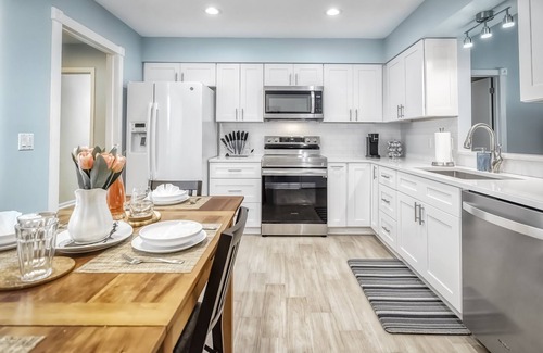 Girvin House | Relax at coastal home. King beds, huge backyard, office minutes to Beach & Mayo