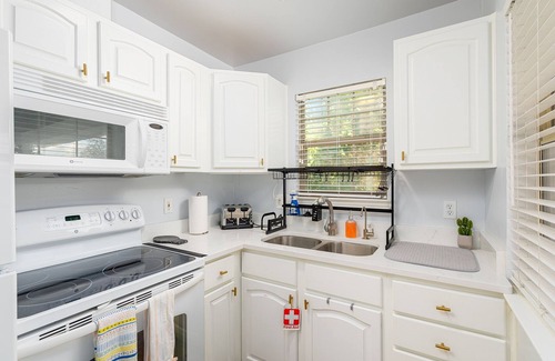 Helotes House | Relax at the Chiquita Casita: Hot Tub, Modern Decor, Covered Patio & BBQ